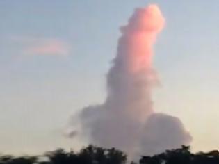 Φωτογραφία για Αυτό το σύννεφο μας θυμίζει κάτι... πονηρό! Δείτε το βίντεο που έγινε viral! [video]