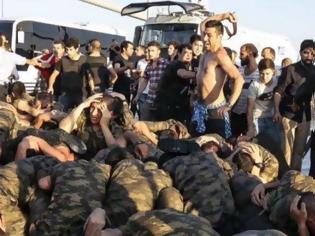 Φωτογραφία για Τούρκος πολίτης χτυπάει με τη ζώνη του στρατιώτες που έχουν συλληφθεί - ΦΩΤΟ