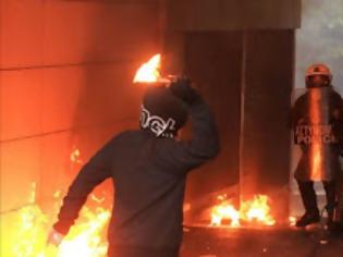 Φωτογραφία για Πανικός για μια ακόμη φορά στα Εξάρχεια - Επιθέσεις εναντίον αστυνομικών, φωτιές και διακοπή της κυκλοφορίας