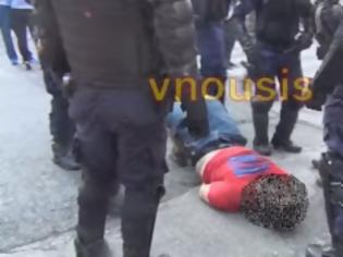 Φωτογραφία για Σάλος με βίντεο από σύλληψη διαδηλωτή στο Σύνταγμα!