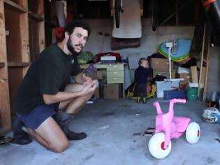 Φωτογραφία για Μπαμπάς μαθαίνει το μωρό του να κάνει ποδήλατο! [video]