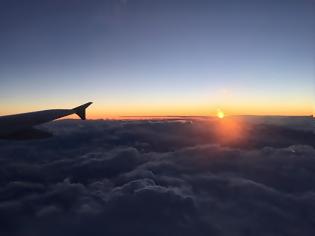 Φωτογραφία για Επιβάτης αεροπλάνου φωτογράφισε άνθρωπο να περπατάει στα σύννεφα! [photos]