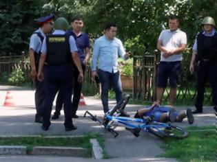 Φωτογραφία για Σοκ! Ένοπλος σκότωσε τρεις αστυνομικούς και έναν πολίτη στο Καζακστάν!