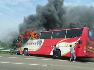 Φωτογραφία για Τραγωδία στην Κίνα! Πυρκαγιά ξέσπασε σε τουριστικό λεωφορείο στην Κίνα - Δεν σώθηκε κανείς!