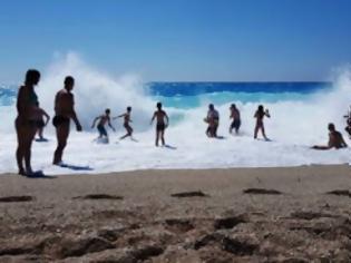 Φωτογραφία για Πανικός στη Λευκάδα! Τεράστια κύματα δημιουργούν μεγάλο κίνδυνο για τους λουόμενους στην παραλία Κάθισμα