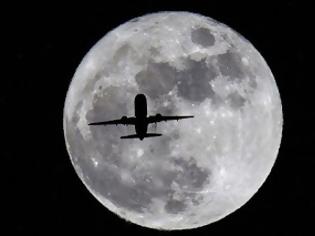 Φωτογραφία για Αεροπλάνα…με φόντο το φεγγάρι! [photos]