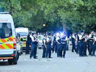 Φωτογραφία για ΠΑΝΙΚΟΣ στο Hyde Park: Αστυνομικός μαχαιρώθηκε σε συγκέντρωση νέων... [photos]