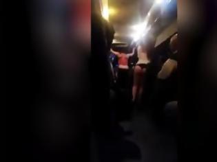 Φωτογραφία για Mεθυσμένες μπήκαν σε λεωφορείο και άρχισαν το στριπτίζ! Το βίντεο που κάνει το γύρο του διαδικτύου