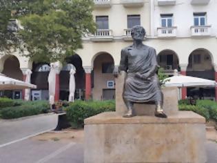 Φωτογραφία για Έβαψαν κόκκινα τα νύχια του αγάλματος του Αριστοτέλη στην Πλατεία Αριστοτέλους!