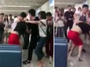 Φωτογραφία για Χαμός σε αεροδρόμιο στην Κίνα! Γυναίκα εντοπίζει τον σύζυγό της με την ερωμένη του και της... επιτίθεται!
