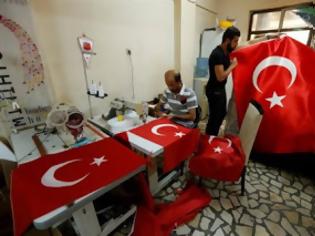 Φωτογραφία για Χρυσές δουλειές κάνουν όσοι φτιάχνουν τουρκικές σημαίες μετά το αποτυχημένο πραξικόπημα!