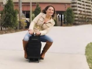Φωτογραφία για Μεγαλοφυές: Μια βαλίτσα που γίνεται ... σκούτερ! [video]