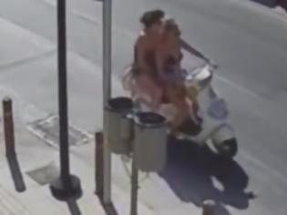 Φωτογραφία για Κρήτη: Προσέξτε τι θα συμβεί πίσω από αυτές τις γυναίκες - Δείτε το βίντεο από κάμερα ασφαλείας