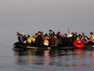 Φωτογραφία για Πρόσφυγες περισυλλέγονται ανοιχτά της Λέσβου με σκοπό να μεταφερθούν στο λιμάνι της Μυτιλήνης και θα προωθηθούν στη Μόρια