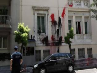Φωτογραφία για Η ομάδα Ρουβίκωνας έριξαν μπογιά στην πρεσβεία της Τουρκίας. Τι συμβολίζει αυτή η κίνηση;