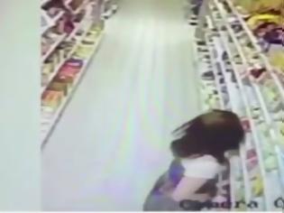 Φωτογραφία για ΑΠΙΣΤΕΥΤΟ! Δείτε τι κάνουν δυο γυναίκες μέσα στο σουπερμάρκετ και νομίζουν πως κανείς δεν τις βλέπει... [video]