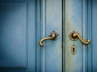 Φωτογραφία για Δείτε πώς θα κρύψετε μια άσχημη πόρτα με 5 απλούς τρόπους