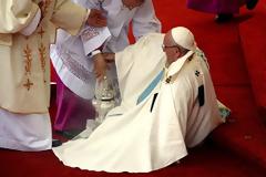 Ο πάπας Φραγκίσκος σωριάστηκε με το λιβανιστήρι στο χέρι! «Πάγωσαν» όλοι στο θέαμα
