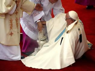 Φωτογραφία για Ο πάπας Φραγκίσκος σωριάστηκε με το λιβανιστήρι στο χέρι! «Πάγωσαν» όλοι στο θέαμα