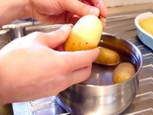 Φωτογραφία για Έτσι θα ξεφλουδίσετε τις πατάτες χωρίς μαχαίρι!