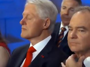 Φωτογραφία για Αποκοιμήθηκε ο Μπιλ Κλίντον στην ομιλία της Χίλαρι!