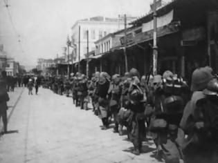 Φωτογραφία για Όταν οι συμμαχικές δυνάμεις αποβίβασαν 3.000 στρατιώτες στο Φάληρο για να πάρουν την Αθήνα