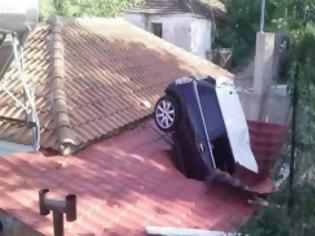 Φωτογραφία για Αυτοκίνητο καρφώθηκε κυριολεκτικά στη στέγη ενός σπιτιού [photo]