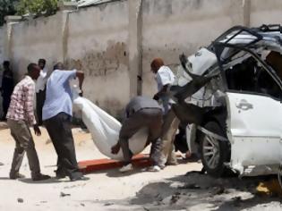 Φωτογραφία για Τουλάχιστον δέκα νεκροί από έκρηξη σε παγιδευμένα αυτοκίνητα σε βάση αστυνομίας στη Σομαλία