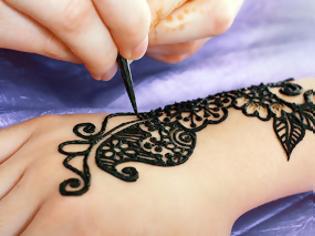 Φωτογραφία για ΟΧΙ στα προσωρινά τατουάζ με μαύρη χένα το καλοκαίρι
