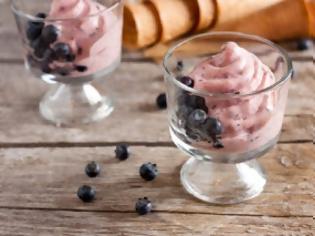 Φωτογραφία για Frozen yogurt με βατόμουρα: Μπορείτε να το φτιάξετε εύκολα με 4 μόλις υλικά!