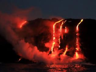 Φωτογραφία για Εκπληκτικές εικόνες ηφαιστείου που «χύνεται» στη θάλασσα! [photos]