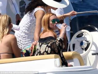 Φωτογραφία για Η Lindsay Lohan έβγαλε το δαχτυλίδι των αρραβώνων [photo]