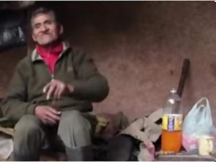Φωτογραφία για ΔΕΙΤΕ τον άνδρας που ζει σε σπηλιά τα τελευταία 40 χρόνια -Το ονειρευόταν από παιδί [video]