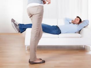 Φωτογραφία για Αμέτοχος σύζυγος: Πώς να τον ξεκουνήσετε από τον καναπέ