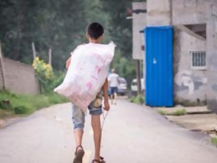 Φωτογραφία για Γυρνάει στους δρόμους, προσπαθώντας να εξασφαλίσει χρήματα για να σώσει την άρρωστη θετή μητέρα του και είναι μόλις 12 χρονών!