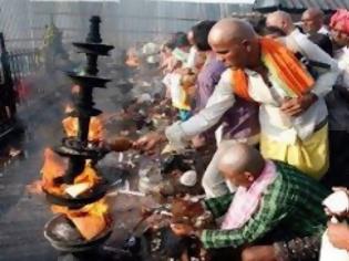 Φωτογραφία για Γιατί οι Ινδουιστές έσπασαν... καρύδες στα κεφάλια τους;