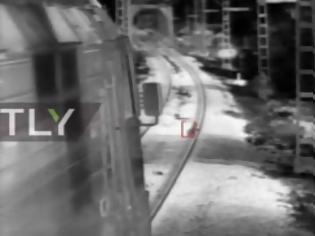 Φωτογραφία για ΣΥΓΚΛΟΝΙΣΤΙΚΟ ΒΙΝΤΕΟ: Υπάλληλος τρέχει και πιάνει το αγοράκι από τις γραμμές του τρένου λίγο πριν το μοιραίο... [video]