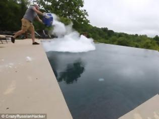 Φωτογραφία για Απίθανο! Τι θα συμβεί αν σε μια πισίνα πετάξετε έναν κουβά... με πάγο; [video]