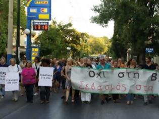 Φωτογραφία για Διαμαρτυρήθηκαν για την κακοποίηση της Λεϊλά έξω από το σπίτι του άνδρα που την πέταξε από μπαλκόνι 3ου ορόφου