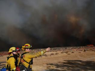 Φωτογραφία για Καίγεται η Καλιφόρνια - Η πυρκαγιά έφτασε μέχρι τα σπίτια [photos]