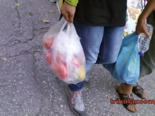 Φωτογραφία για Οι Τρικαλινοί με άδεια χέρια και οι μετανάστες είχαν γεμάτες τις σακούλες απο ψώνια [photos]