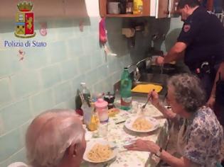 Φωτογραφία για Αστυνομικοί σε ρόλο μάγειρα για χάρη ηλικιωμένου ζευγαριού στην Ιταλία!