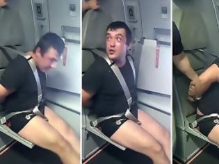 Φωτογραφία για Απίστευτο επεισόδιο μέσα σε αεροπλάνο! Ταξιδιώτης γρονθοκόπησε αεροσυνοδό και τον έδεσε ημίγυμνο