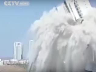 Φωτογραφία για Δείτε τις εντυπωσιακές εικόνες που κατέγραψαν κάμερες στην Κίνα σε ελεγχόμενη έκρηξη ουρανοξύστη!