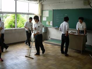 Φωτογραφία για Πώς μαθαίνουν στην Ιαπωνία οι μαθητές να σέβονται το σχολείο τους [video]
