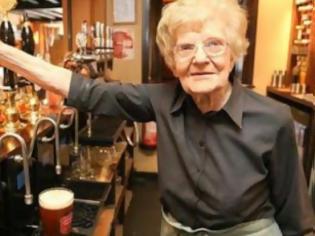 Φωτογραφία για Είναι 98 ετών, έχει τρισέγγονα και δεν θα πιστεύετε τι δουλειά κάνει... [photos+video]