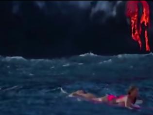 Φωτογραφία για Σοκαριστικό βίντεο δείχνει γυναίκα κολυμπά σε θάλασσα που πέφτει λάβα από έκρηξη ηφαιστείου [vid]
