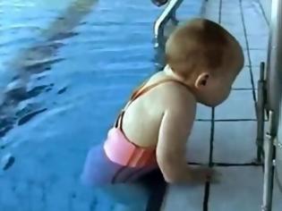 Φωτογραφία για ΑΠΙΣΤΕΥΤΟ:  Είναι μόλις 21 μηνών και κολυμπάει σαν δελφίνι - Απολαύστε την... [video]