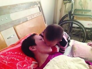 Φωτογραφία για ΣΥΓΚΛΟΝΙΣΤΙΚΟ - 2χρονος τάιζε στόμα με στόμα για μήνες τη μητέρα του - Ο λόγος; Θα σας λυγίσει... [photos]