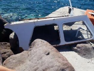 Φωτογραφία για Εικόνες από τα συντρίμμια της λάντζας στην Αίγινα - Το πλοιάριο κόπηκε στη μέση όταν το εμβόλισε το ταχύπλοο